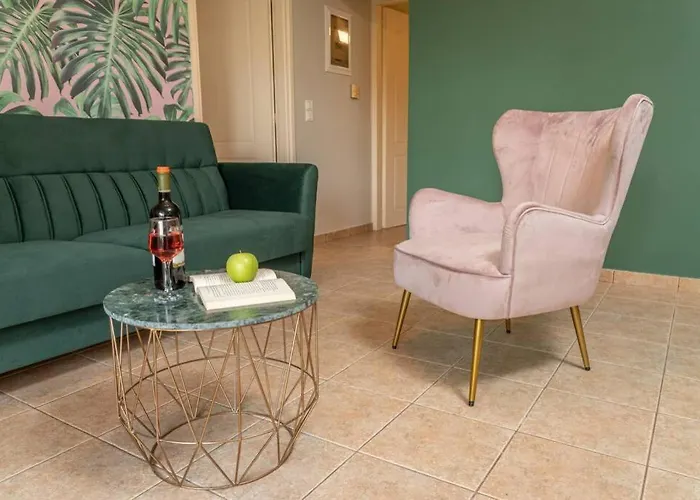 & Elegant With Private Garden *