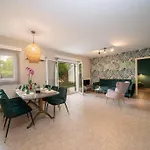 شقة & Elegant With Private Garden *