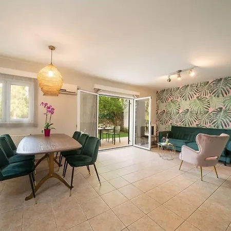 & Elegant With Private Garden *