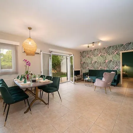 Lägenhet & Elegant With Private Garden *