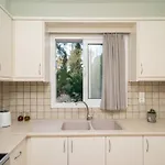 דירה & Elegant With Private Garden ארגוסטולי