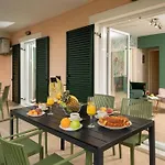 & Elegant With Private Garden דירה